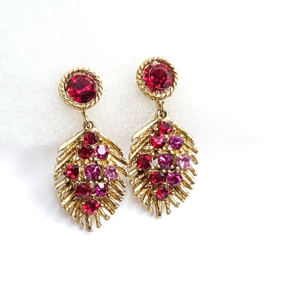 Red Pink Fuchsia Rhinestone Dangle Clip On Earrings Goldtone Feather Leaf Vintag - Picture 1 of 4